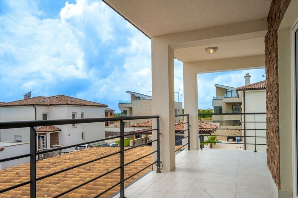 Villa Dvor Comfortable Holiday Residence