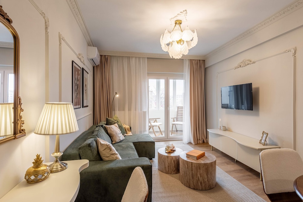 Parisian-Inspired 1BR in the Heart of Bucharest - Balcony, AC & Fully Equipped