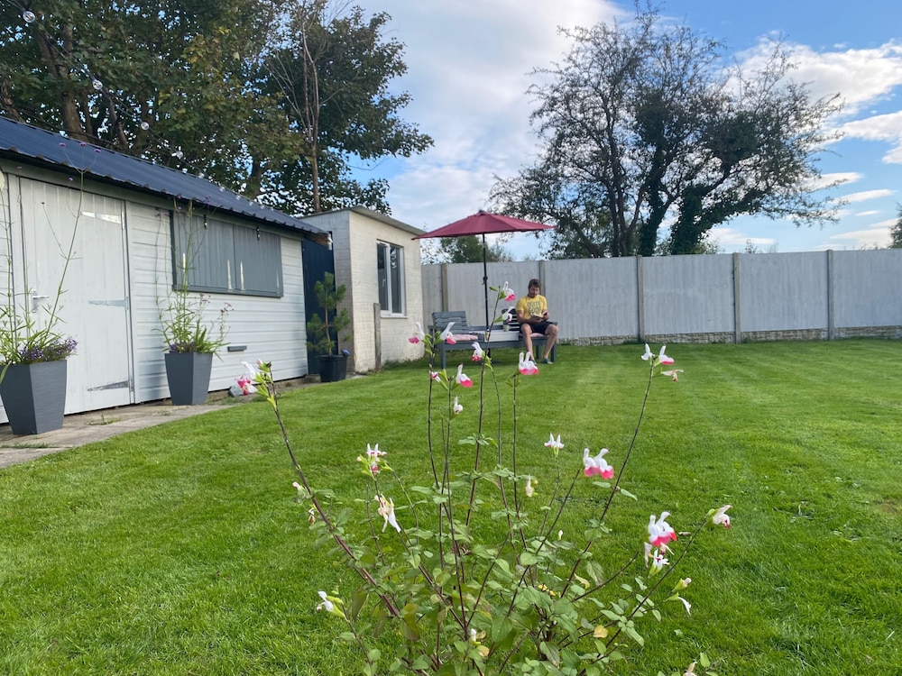 Anglesey Retreat - 2 Beds - Sleeps 3 - Parking