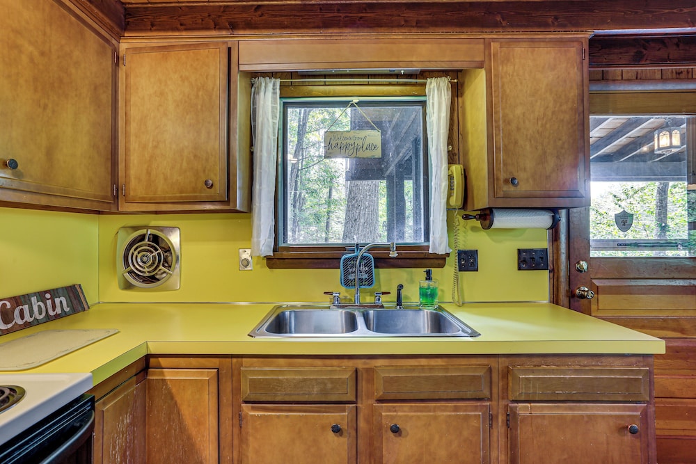 < 1 Mi to Lake: Cabin w/ Hot Tub in Greentown!