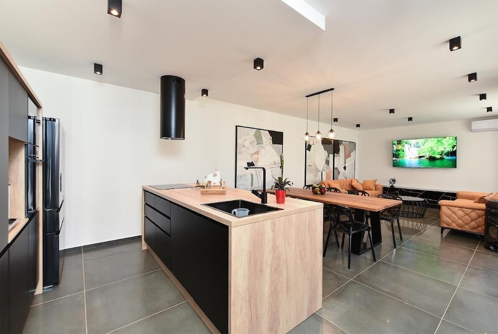 Spacious Villa With Pool and Garden in Stokovci