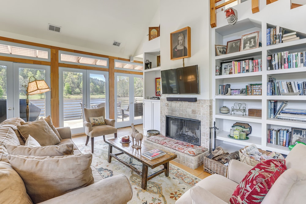 2 Docks + Paddleboard: Lakefront Alabama Retreat!
