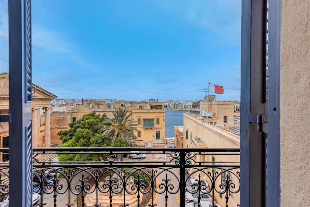 Square and Sea Views - 1 BR With Ensuite