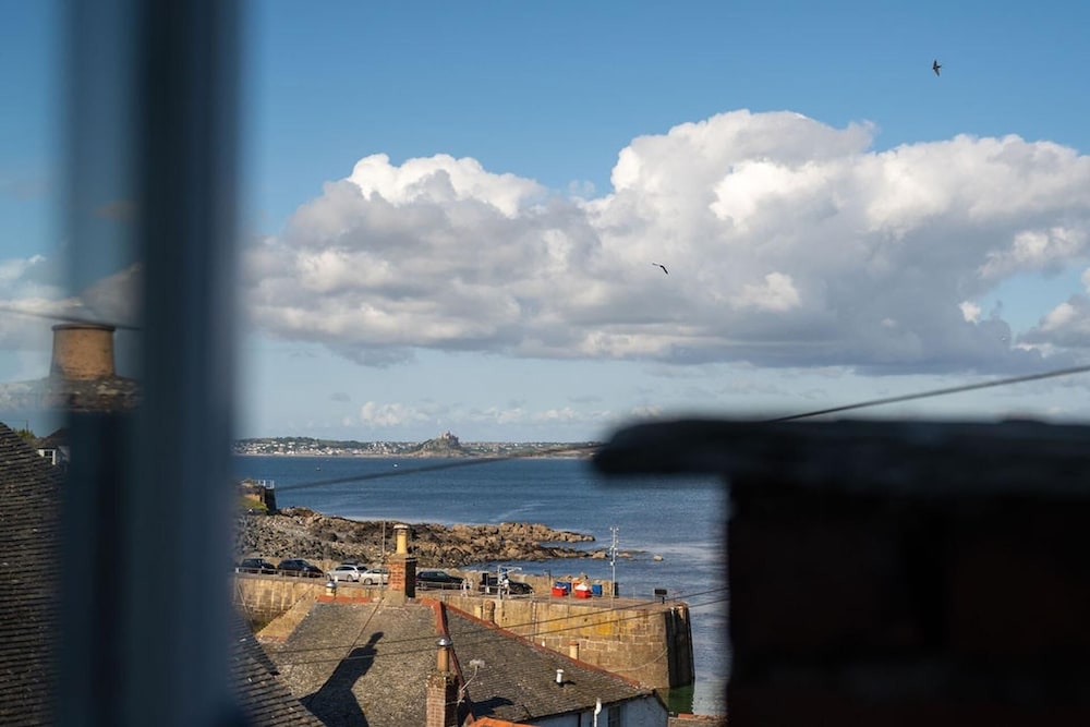 Seaview-2br-sleeps5-cottage-fastwifi-woodburner