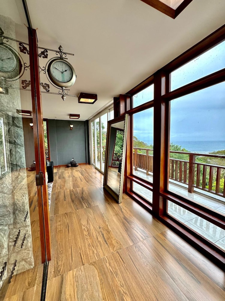 Leonardi's Sunset House