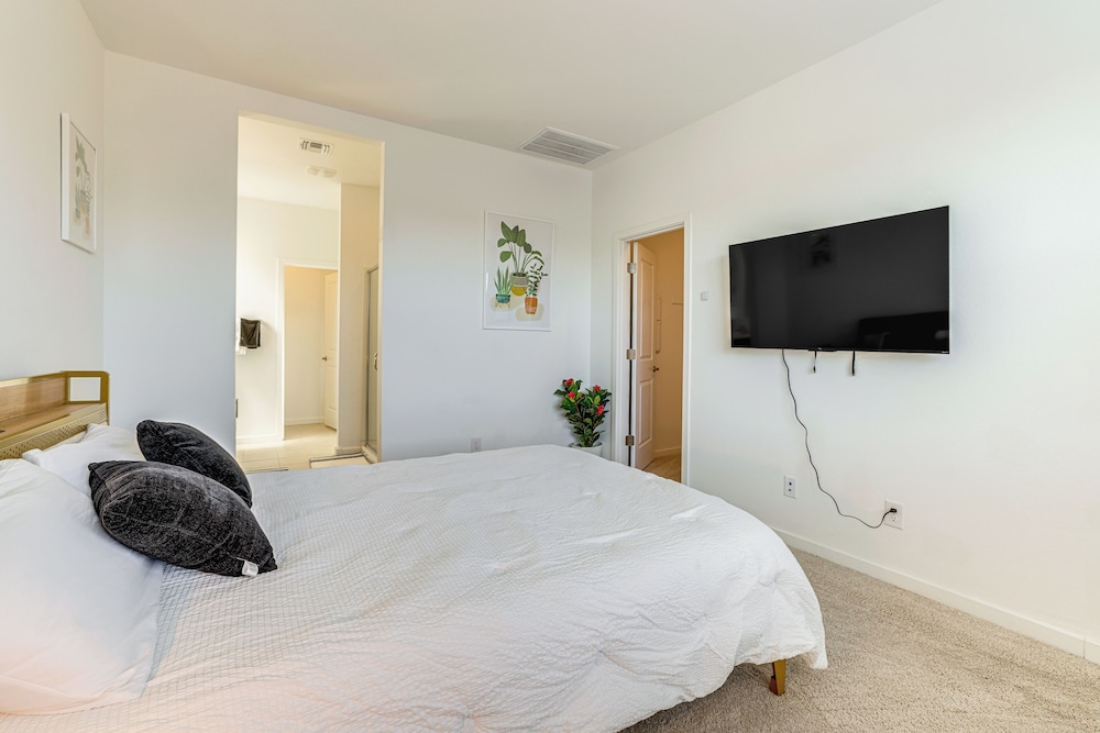 4 Mi to South Mountain Park: Phoenix Area Home