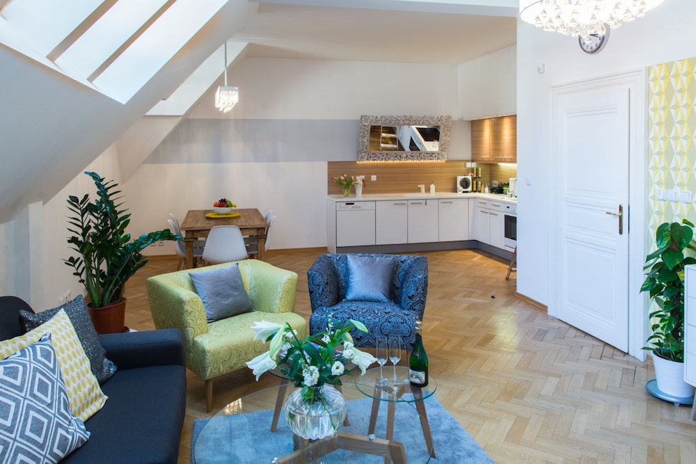Decadent Art Deco Apartment in Old Town