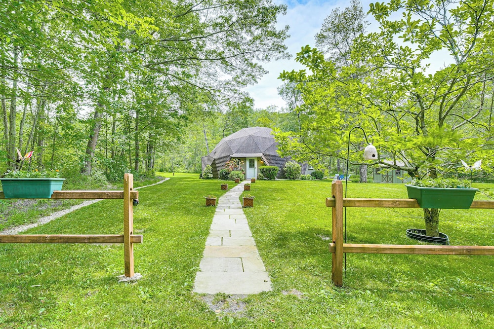 3 Mi to Kent Falls: Nature Escape w/ Deck & Garden