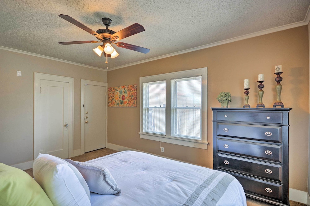 Inviting Lubbock Home > 1 Mi to Downtown view 5