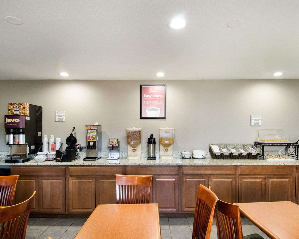 Econo Lodge Inn & Suites view 2