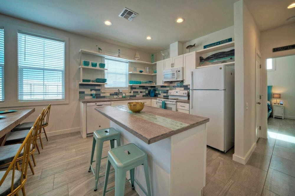 2 Homes in Old Town by Avantstay Sleeps 19, Pool, Newly Built Walk to Eats, Music, & More