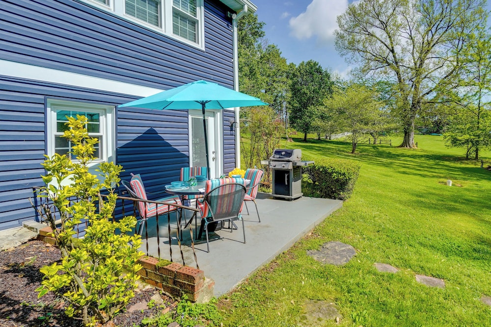 < 1 Mi to Wineries: Quaint & Cozy Waterford Studio