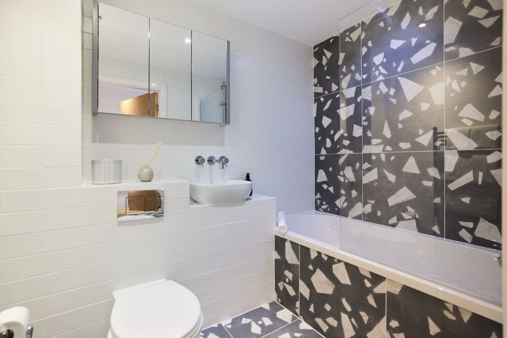 The Millharbour Retreat - Elegant 1bdr Flat With Balconies