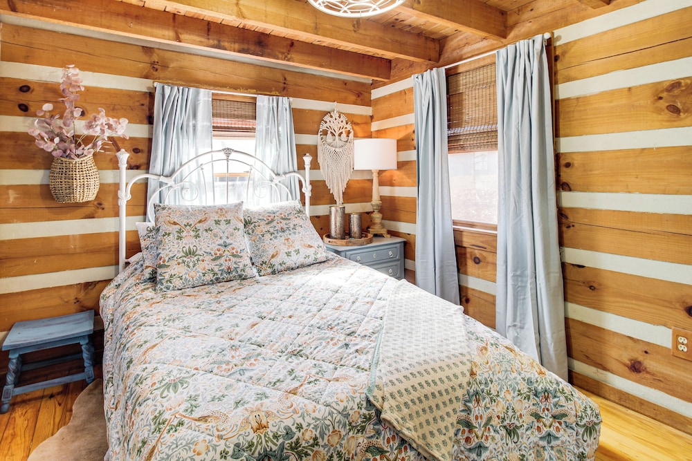 3 Mi to Dtwn Ellijay: Tree-lined Cabin w/ Deck!