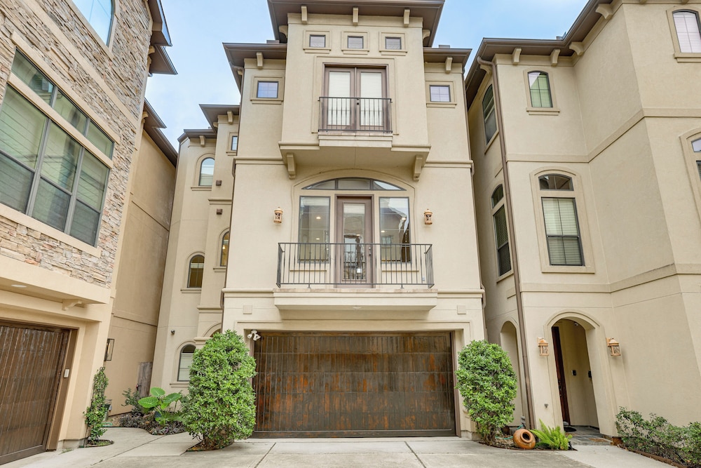 Walk to Shops & Eats: Family Retreat in Houston