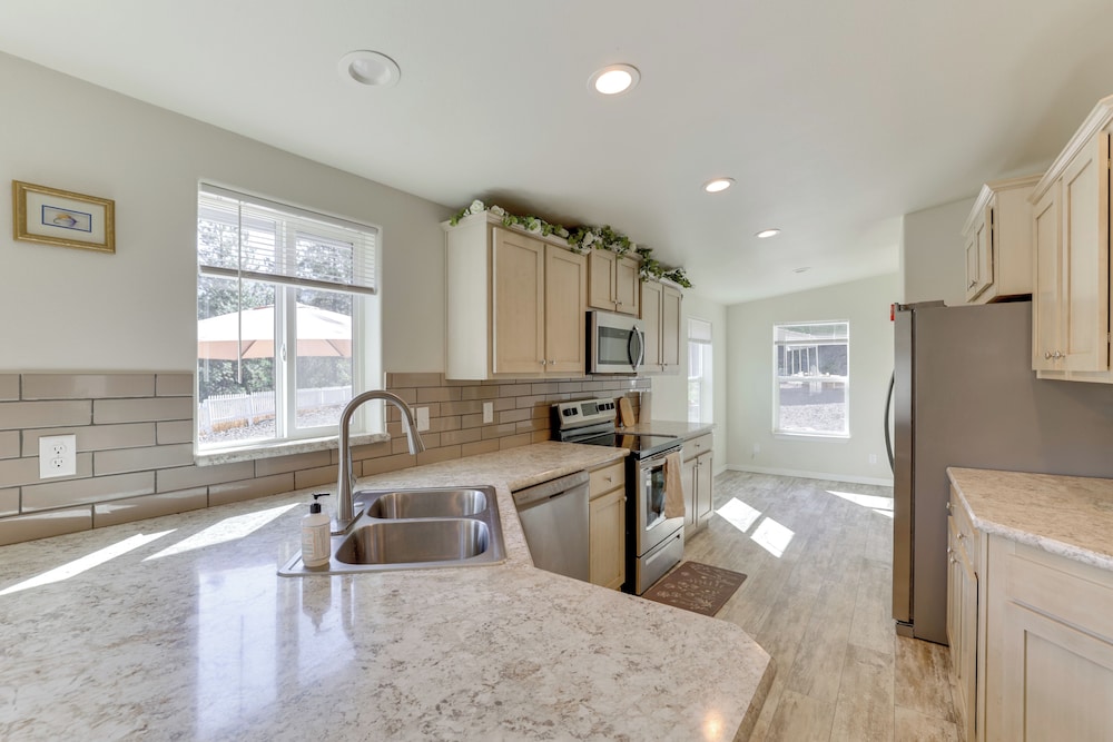 Mtn-view Gem w/ Outdoor Entertainment in Ahsahka!