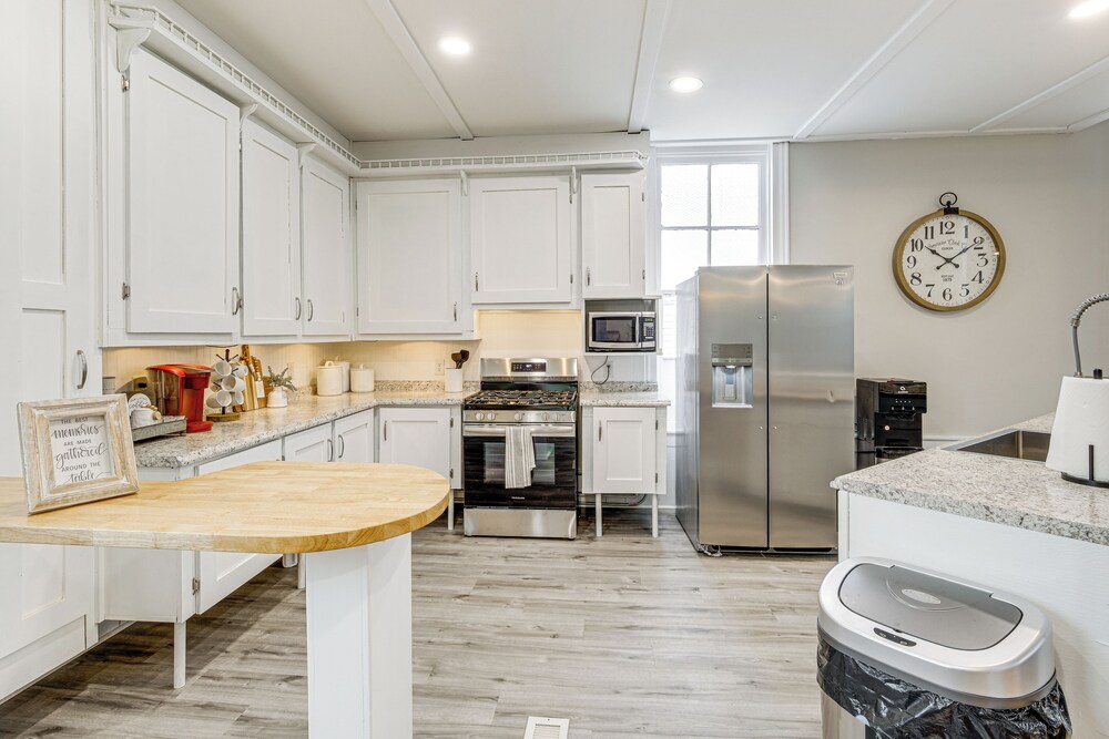 4 Mi to Lake: Unique Family Retreat in Akron Area