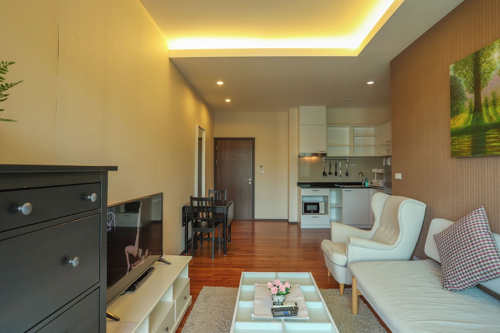 Chic Condo Just 100m from the Shore c130
