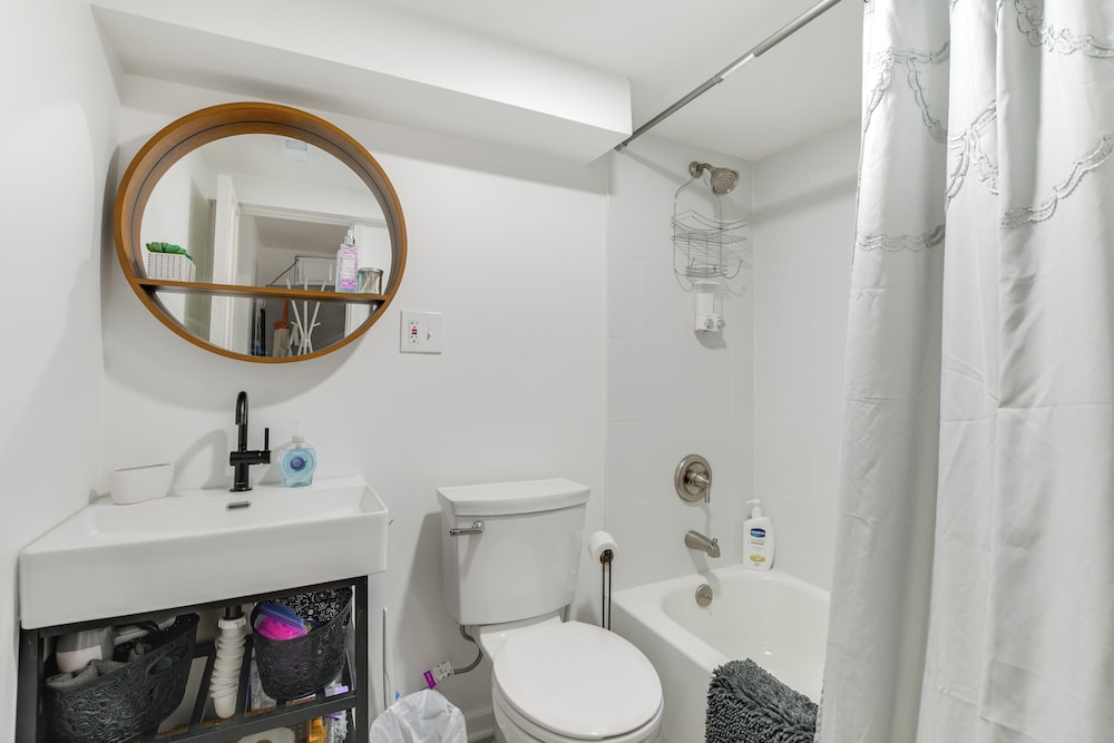 2 Mi to Logan Square: Pet-friendly Unit w/ Yard!