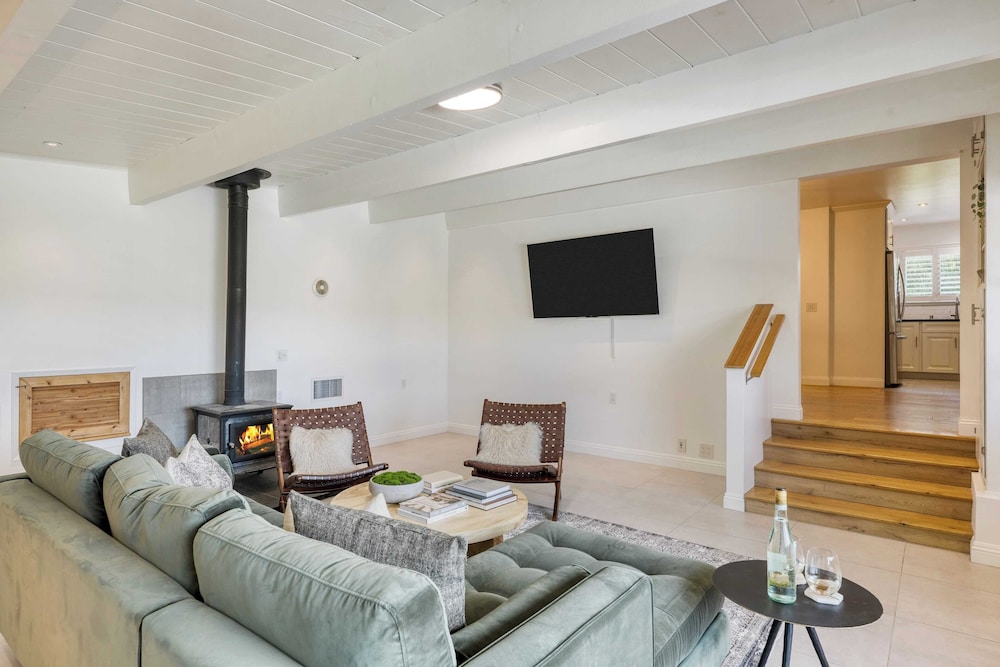 Modern Sonoma Stay w/ Spacious Deck, Views & Prime Location Bennett