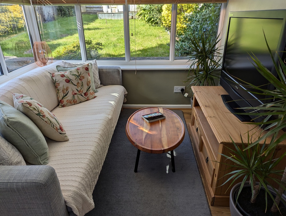 Modern 3B Eastbourne Retreat: Tranquil & Cozy Stay
