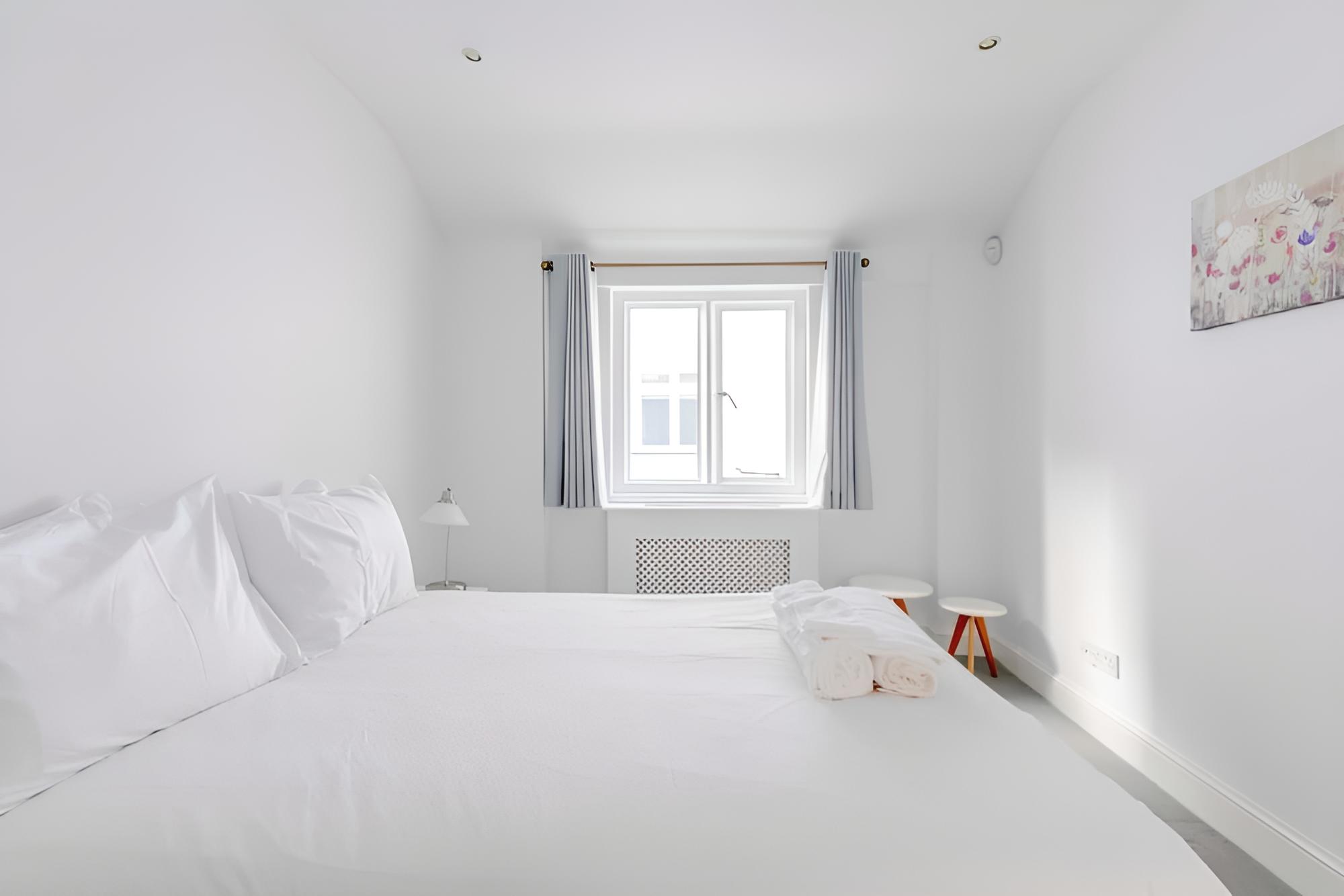 Central & Stylish 2BD Home Near Kensington Gardens