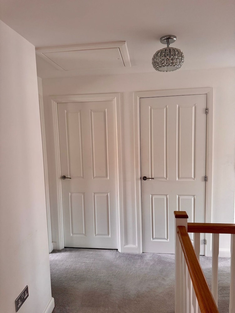 Luxurious Majestic 4 Bedroom- Free Parking