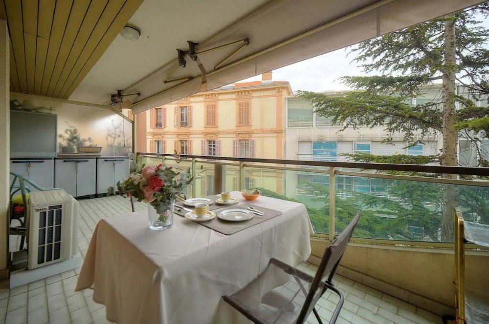 One Bed Apt in the Center of Cannes - 2198