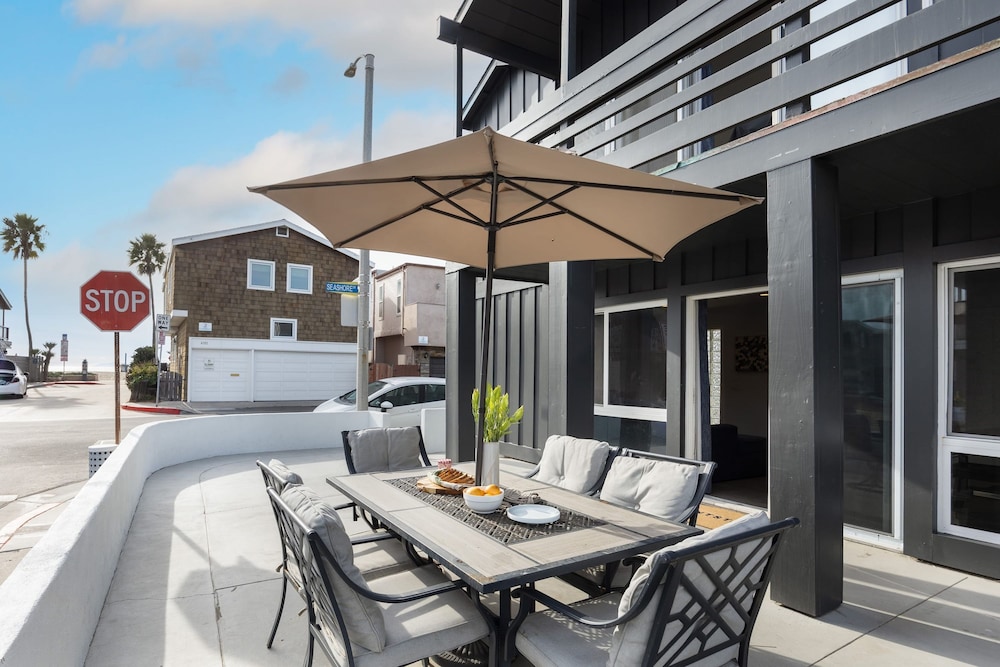 Sandy by Avantstay Oceanview Steps to Beach Patio w Fire Pit Dining Area