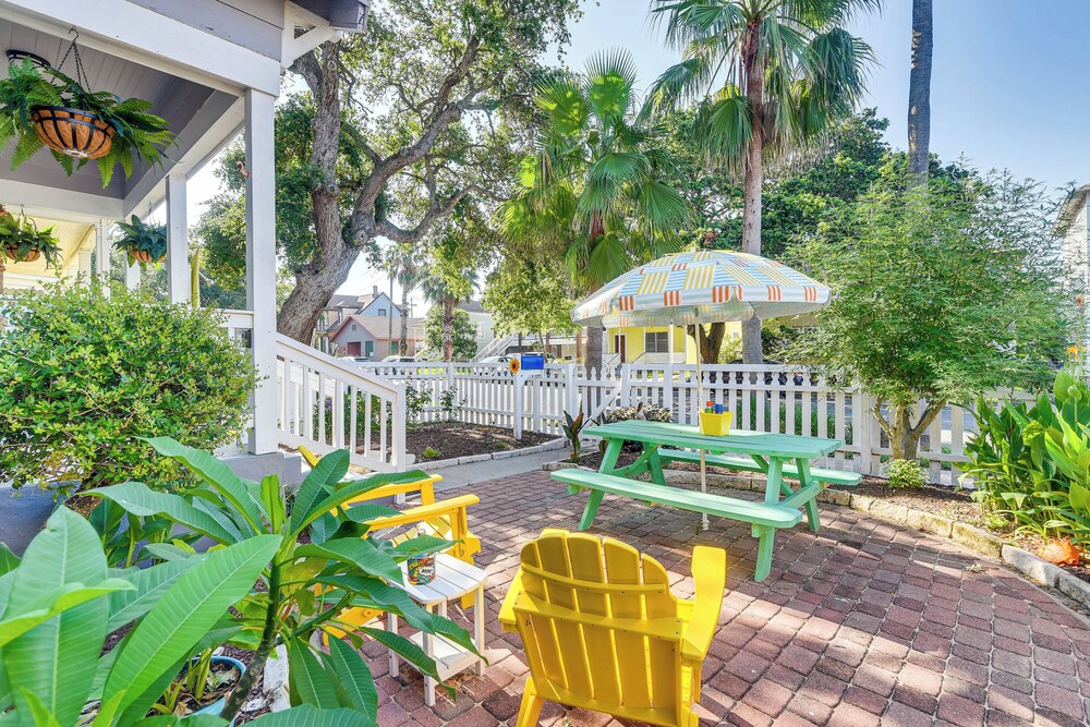 Half Mi to Galveston Seawall: Home w/ Yard & Grill