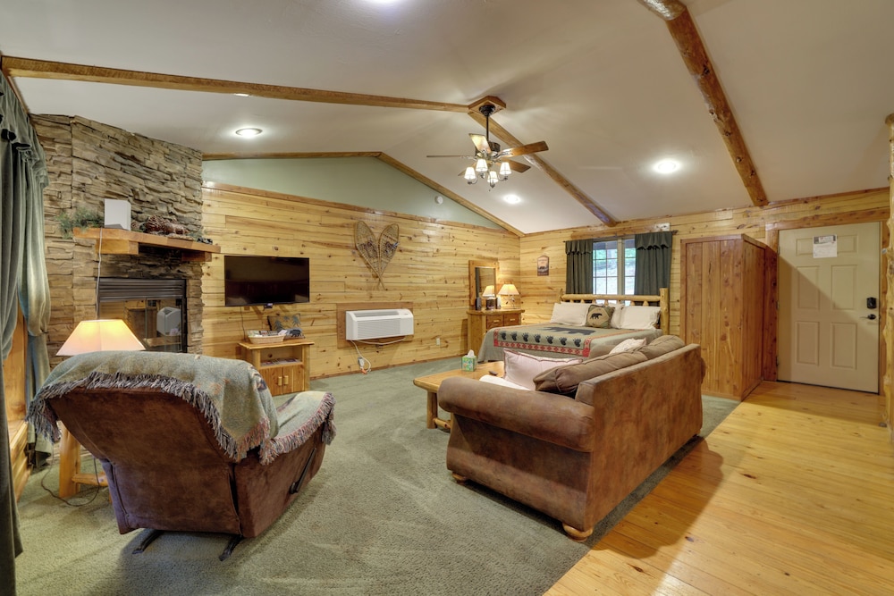 4 Mi to Marina: Cozy Log Cabin in Eureka Springs!