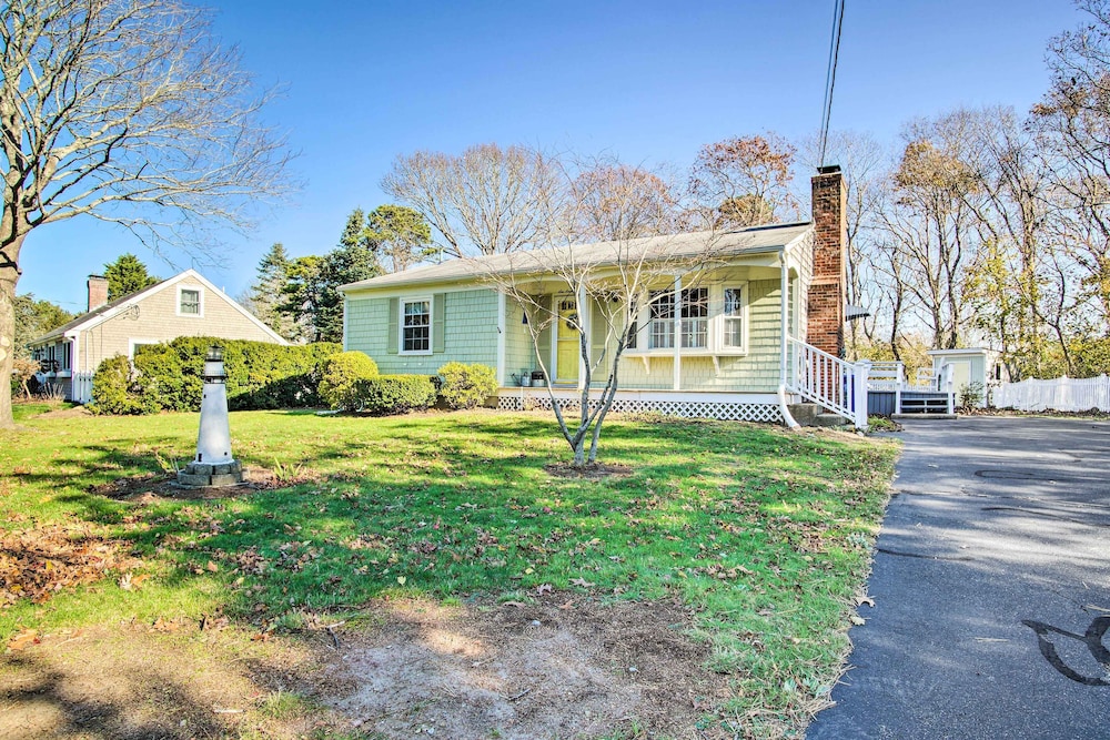 Hen Cove Home w/ Wood Deck - Walk to Beaches! view 2