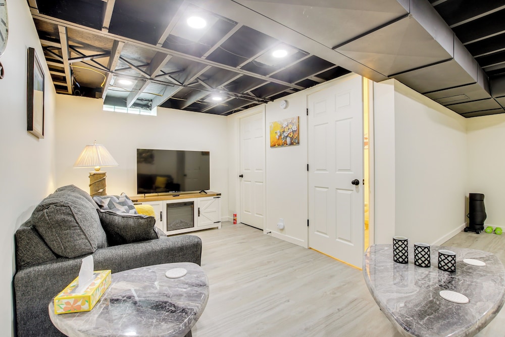 2 Mi to Lincoln Park Zoo: Family-friendly Home