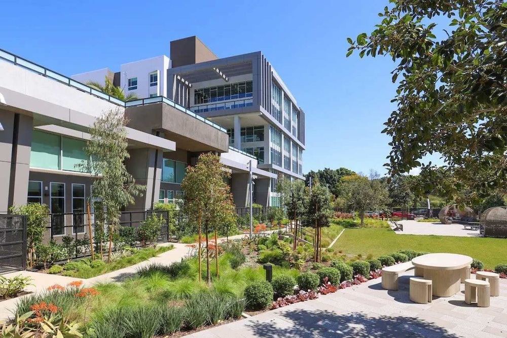 Modern Oasis 10 Min From Disneyland With Pool GYM