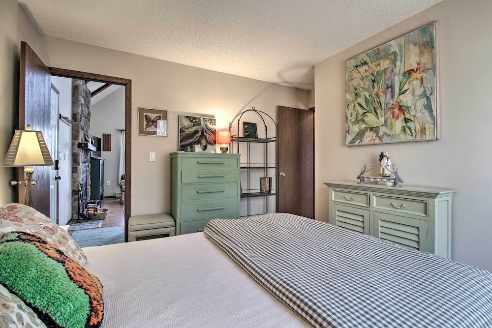 Cozy Wintergreen Cabin Near Mountain Inn & Slopes! view 5