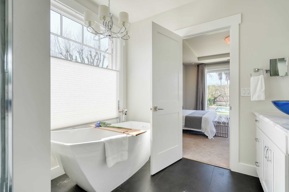Luxe, Pool, Spa, Fire Pit, Game Room, Piano Sonoma Pool Retreat by Avantstay