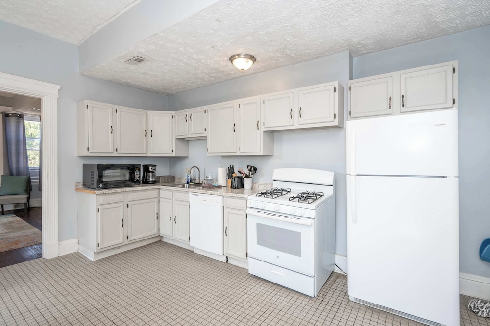 Queen City Suites 2 For 4