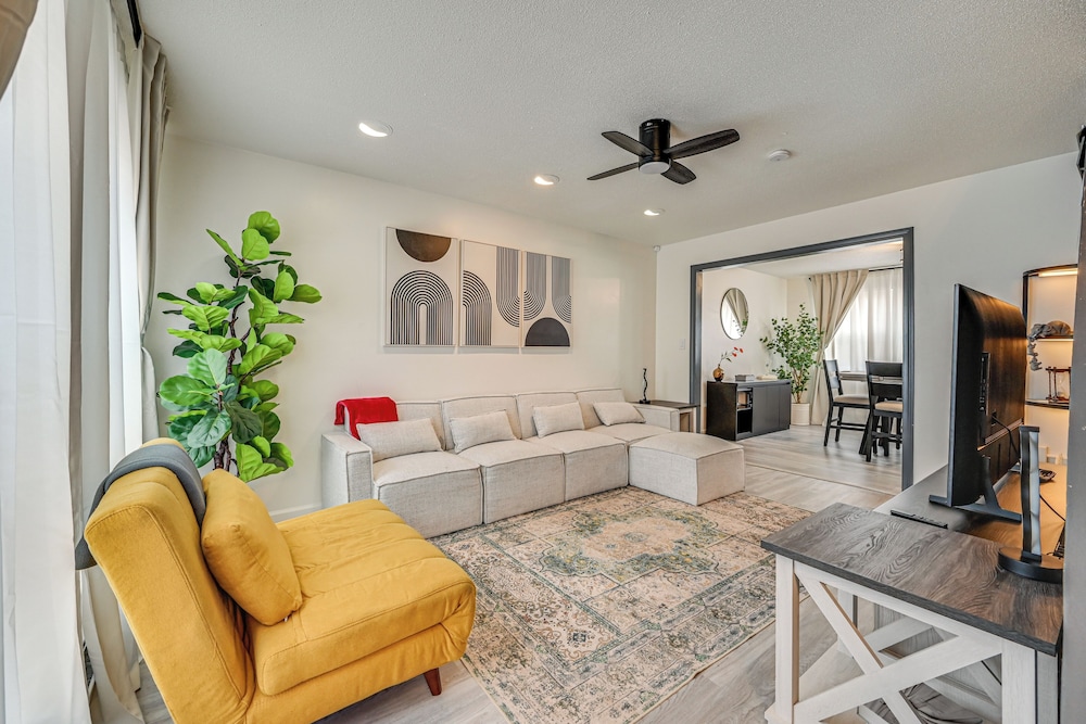 Townhome 1 Mi to Colt Park & Industrial District!