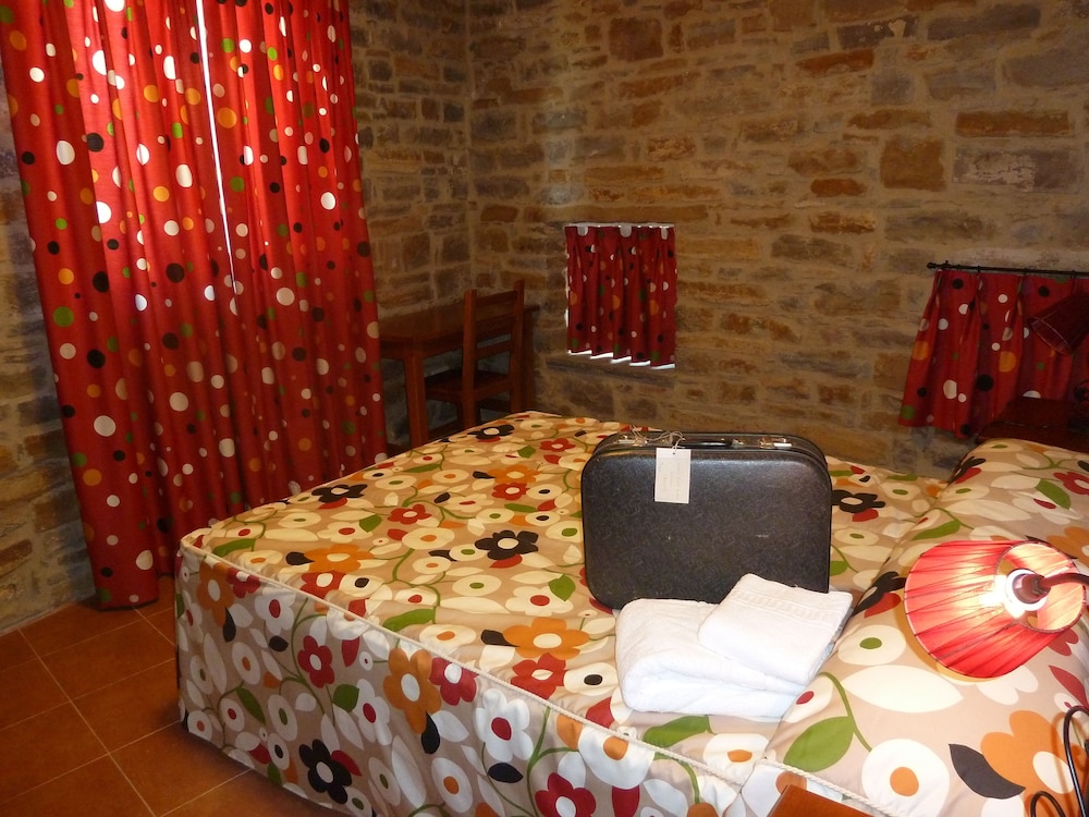 Casas Pirineo Aínsa: Historic Palace & Garden