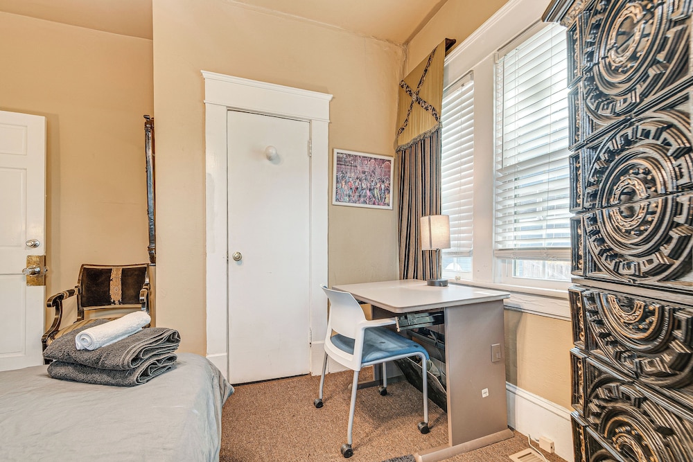 Family Retreat w/ Yard < 1 Mi to Dtwn Durham!