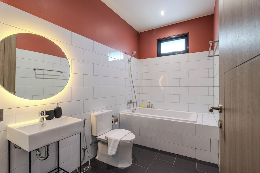 2BR with Pool & Garden Near Beach V242