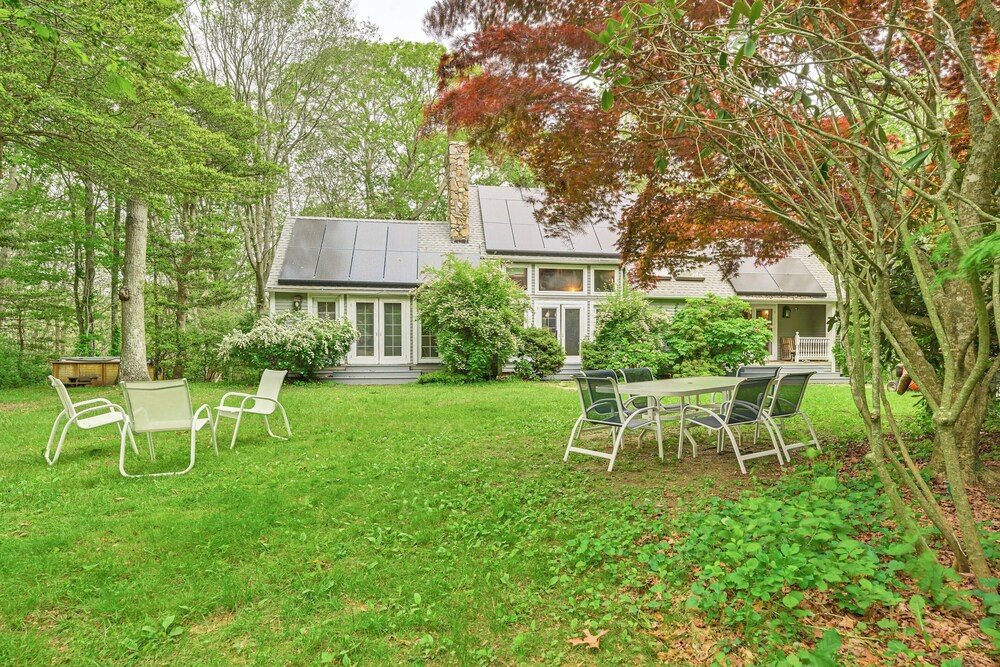 20-acre Hamptons Nature Escape w/ Hot Tub & Pool
