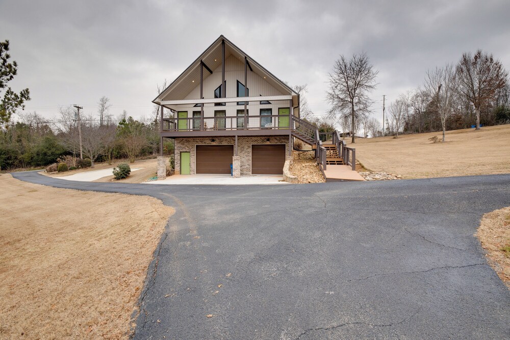 Lake Guntersville Getaway w/ Shared Boat Dock!