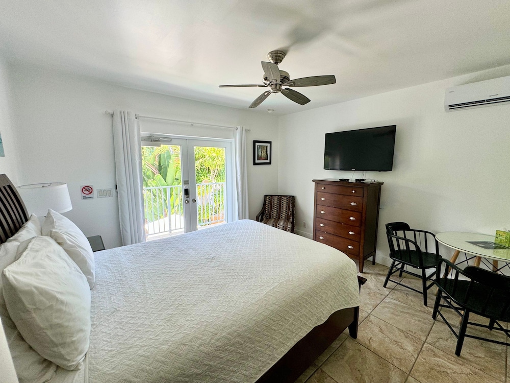 Islands Inn on the Drive - Panorama Suite - Queen Bed - A3