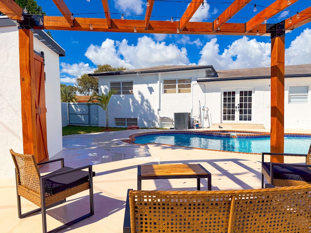 NEW Luxury 5BR Villa Private Pool BBQ Game Room