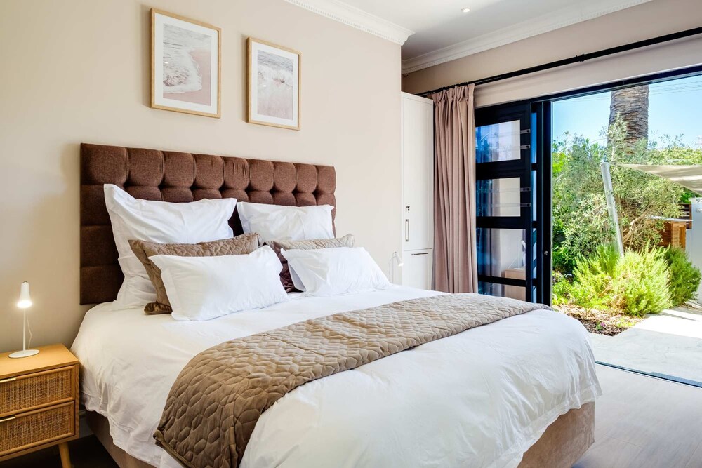 Camps Bay 4bed Villa w Pool Luxe on Central