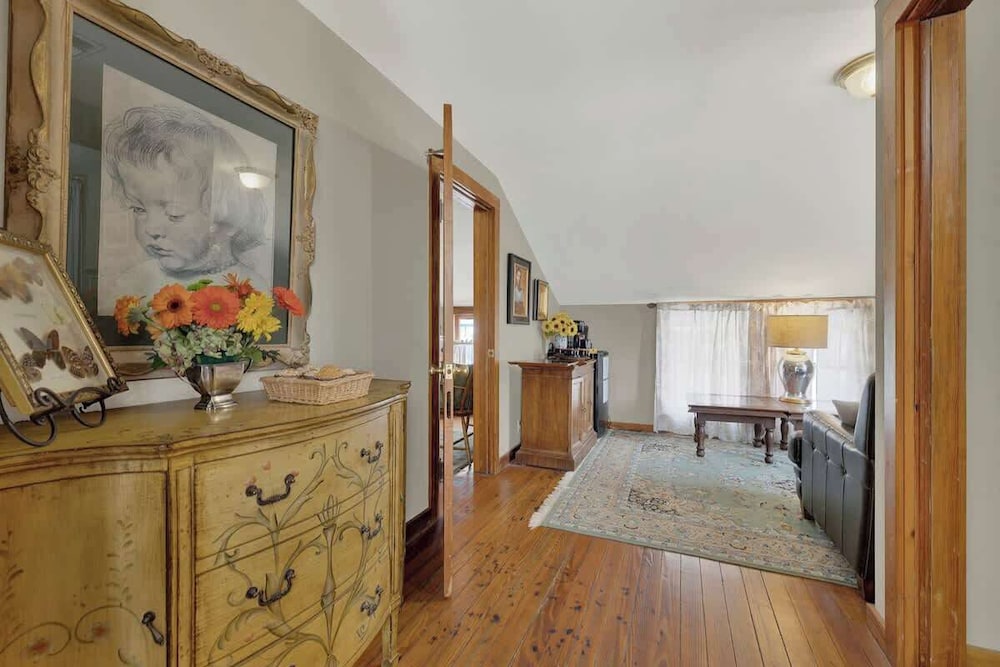 East Suite in Gillespie House -steps to Main Street!