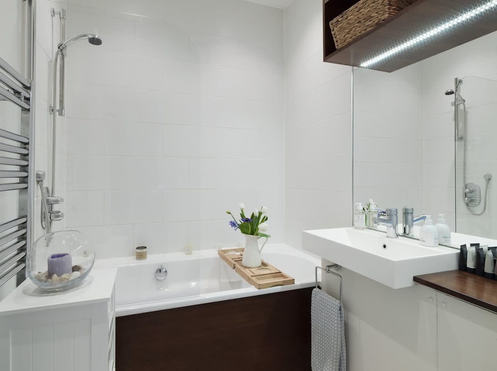 Sunny Roof Terrace Barons Court Sleeps 4-6