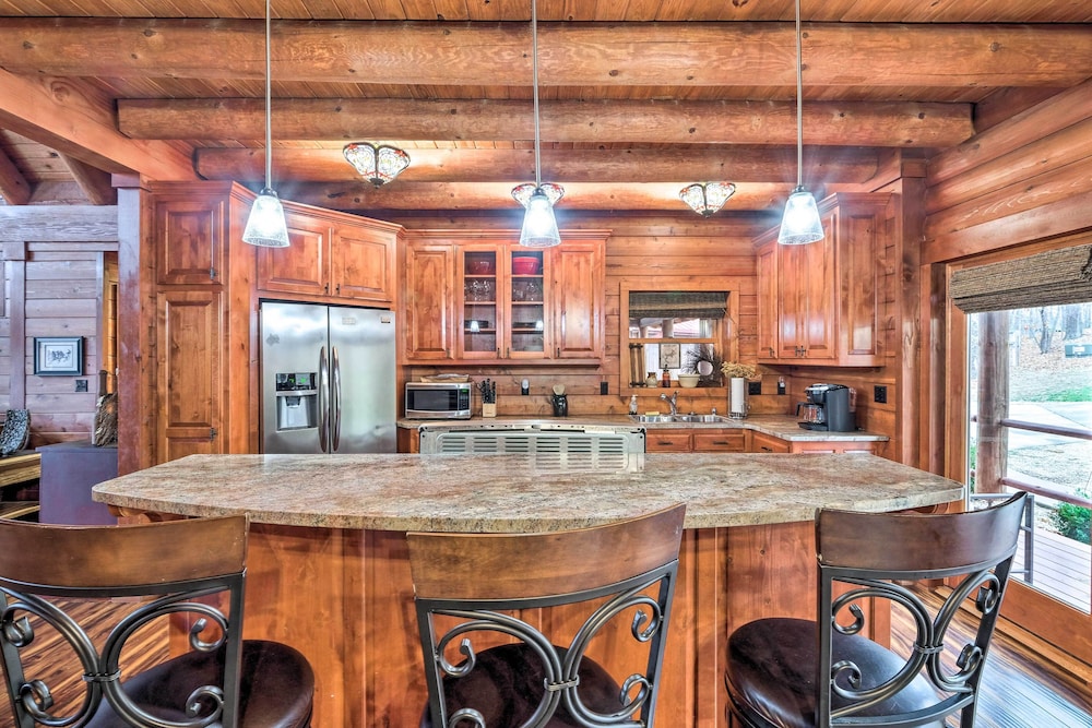 Private Eureka Springs Cabin w/ Beaver Lake Views!