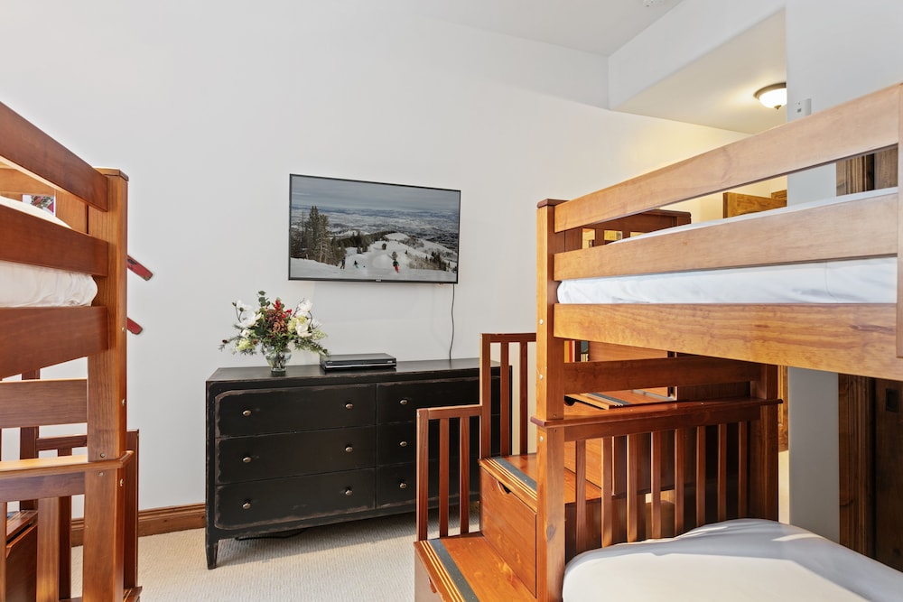 Grand Lodge - Three Bedroom #201 - Ski-in/ski-out 3 Condo